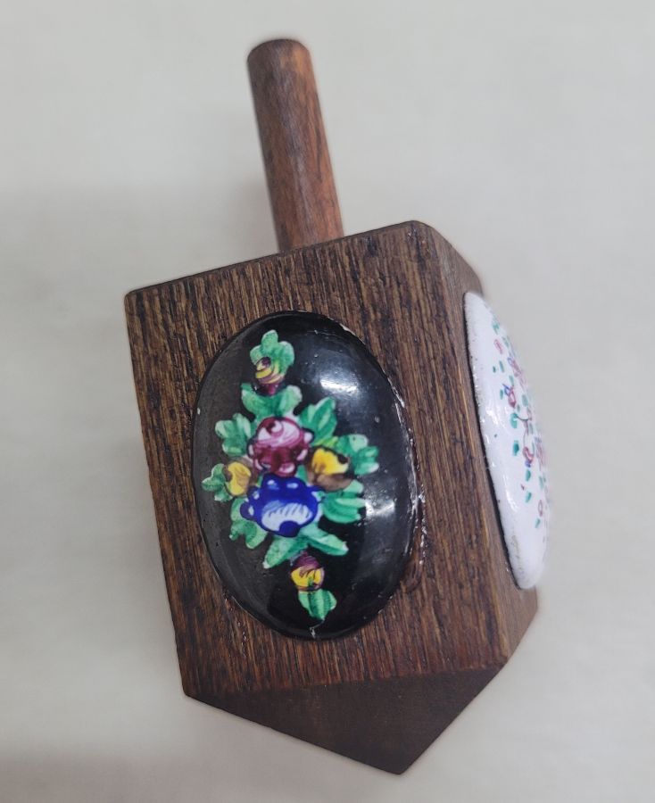 Dreidel oval shape enameled - Image 3
