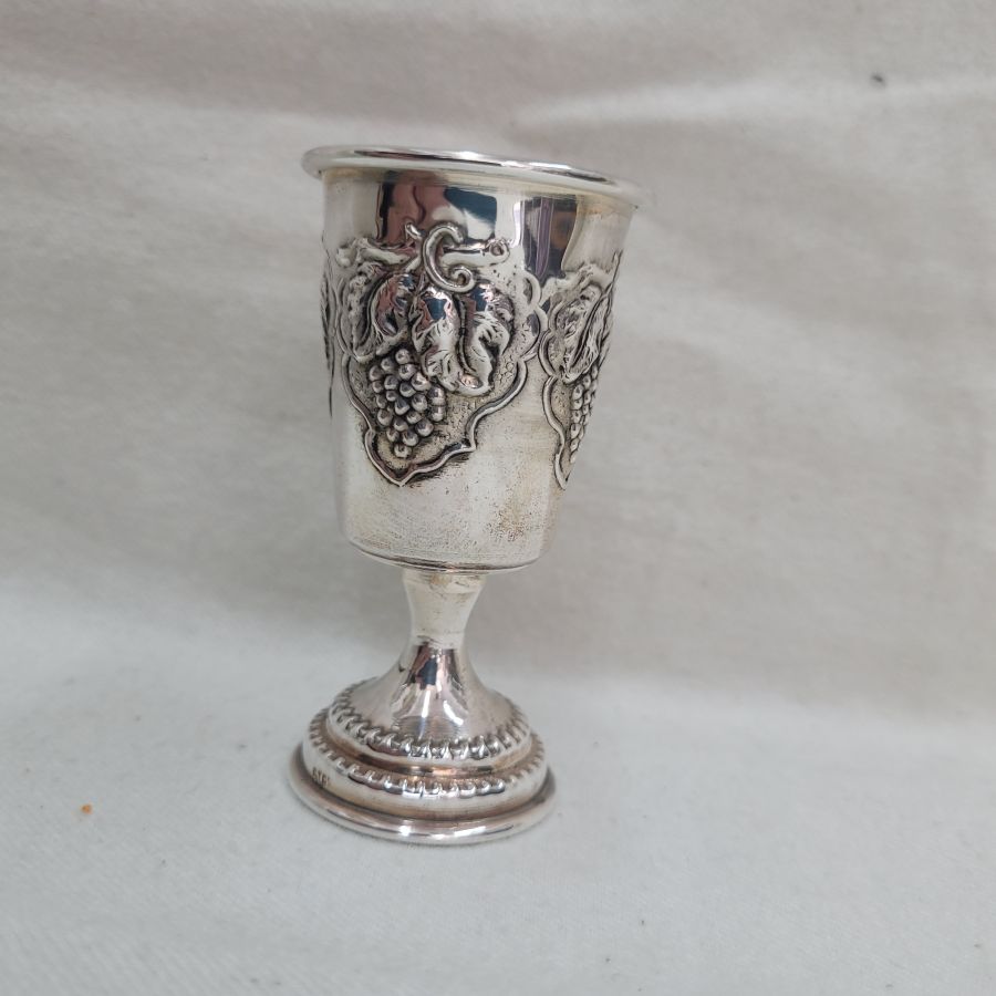 Handmade sterling silver small cup Schnapps grapes leaf, grapes designs embossed all around cup. Dimension diameter 4 cm X 7.3 cm approximately.