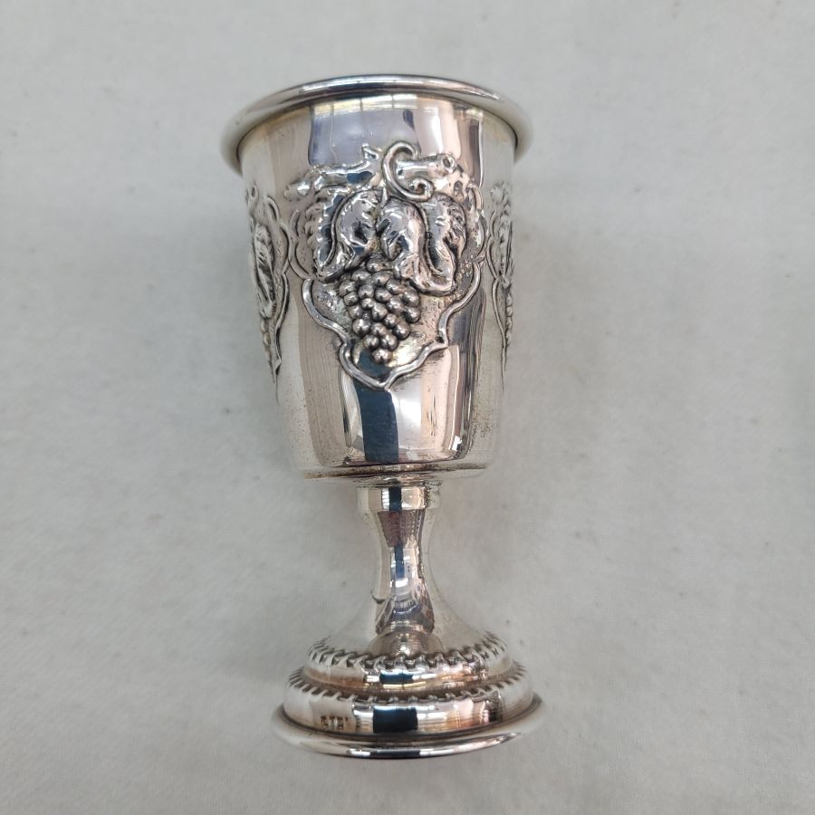 Handmade sterling silver small cup Schnapps grapes leaf, grapes designs embossed all around cup. Dimension diameter 4 cm X 7.3 cm approximately.