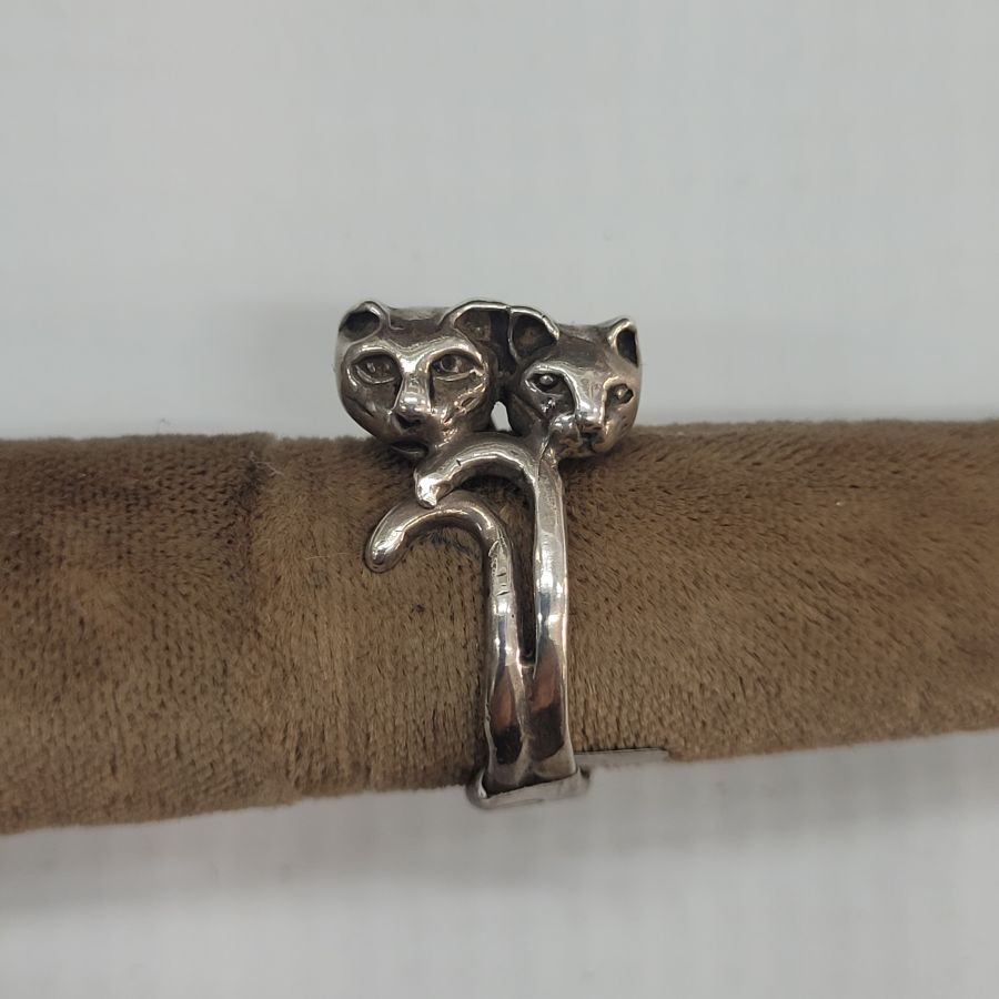 Handmade sterling silver ring two cats fine natural cute design. Dimension 1.2 cm X 1.4 cm approximately. European finger size 51, USA size 5.