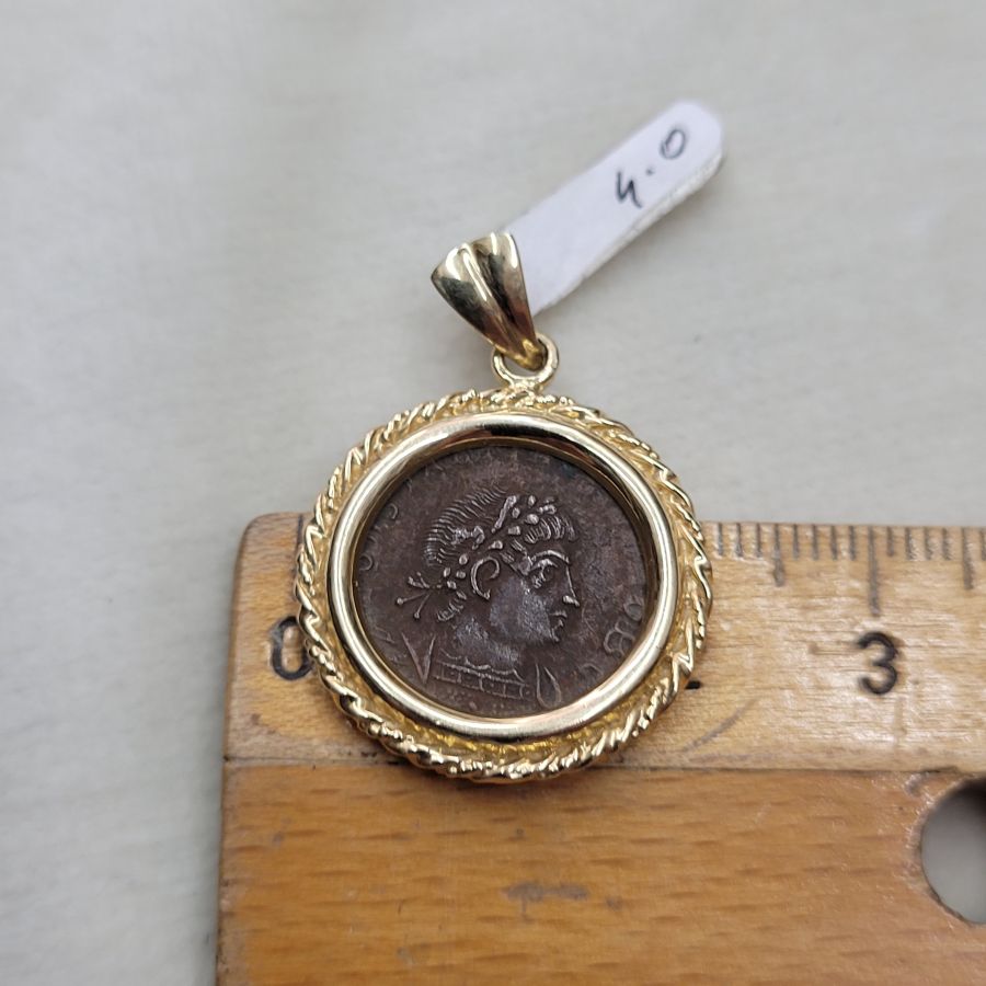 Gold braded framed pendant - Image 5