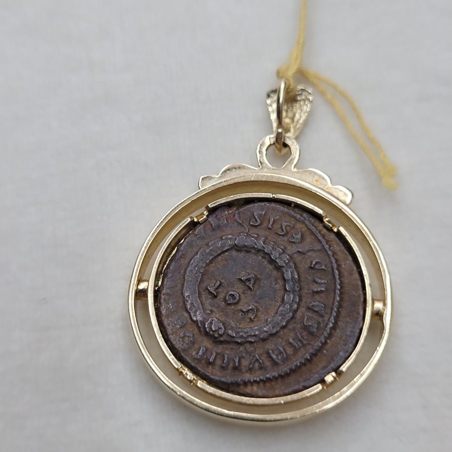 Gold swinging framed pendant - Image 2