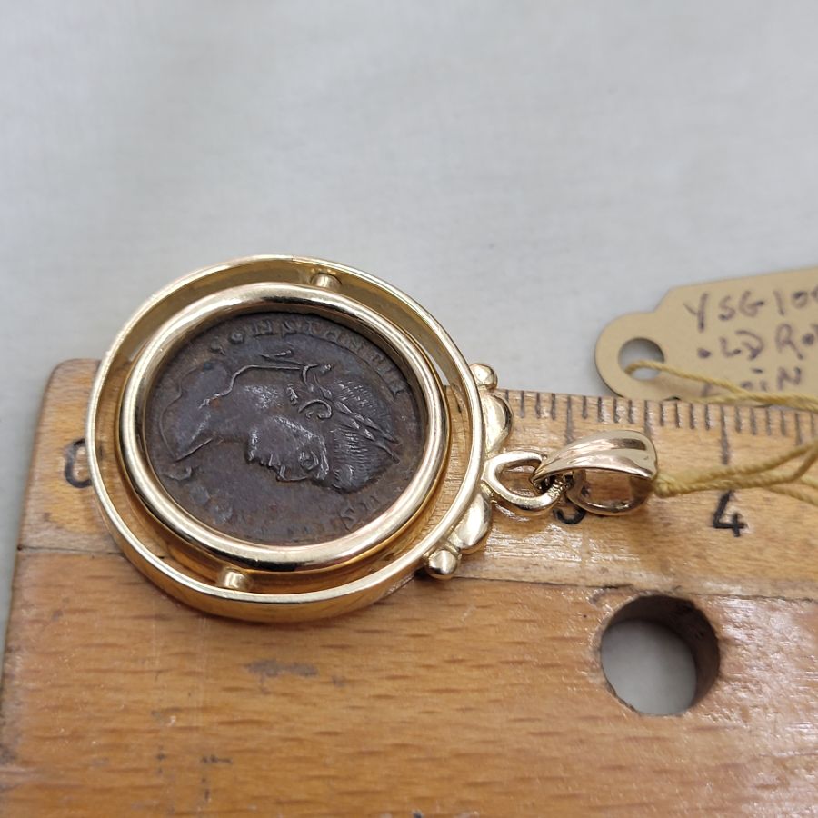 Gold swinging framed pendant - Image 3