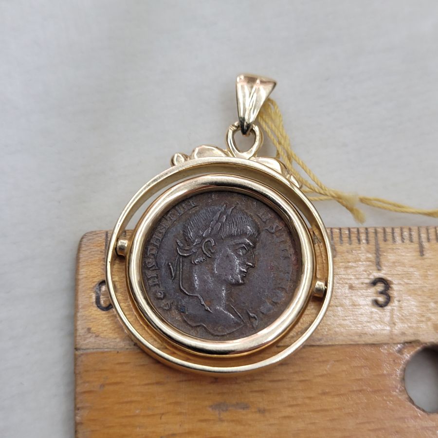 Gold swinging framed pendant - Image 4