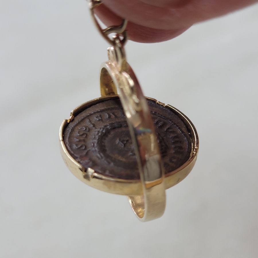 Gold swinging framed pendant - Image 5
