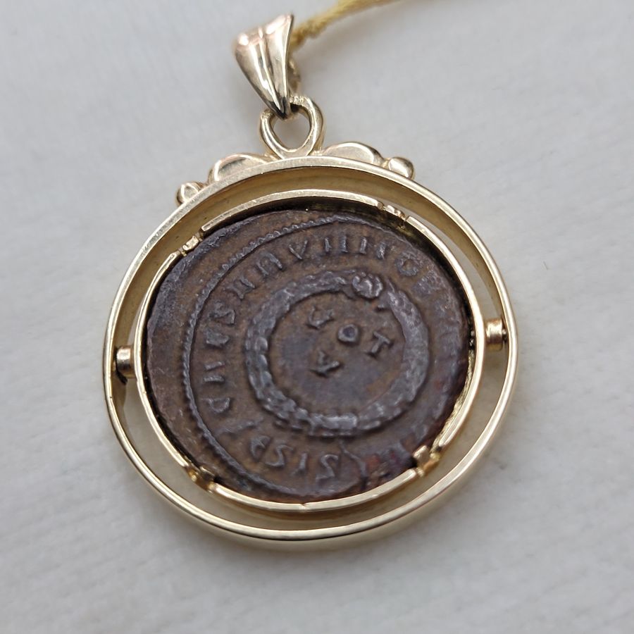 Gold swinging framed pendant - Image 6