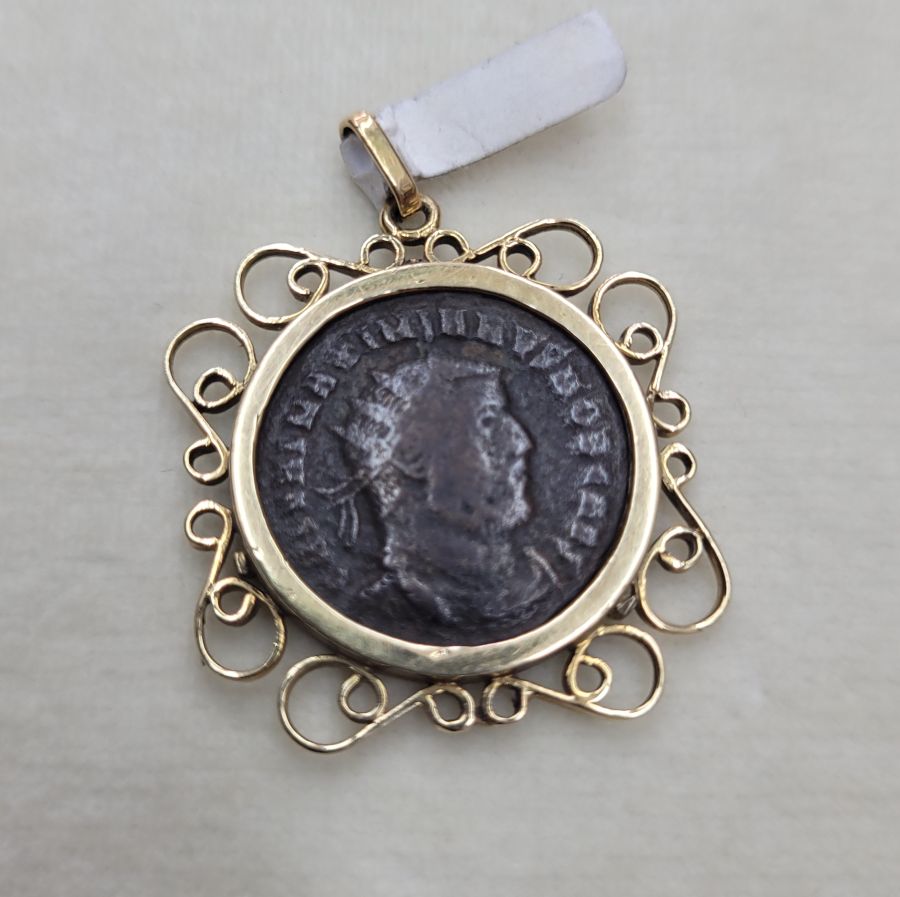 Handmade 14 carat gold wires framing pendant set Roman coin 5th century found in Israel. Dimension 2.7 cm X 0.25 cm X 2.7 cm approximately.