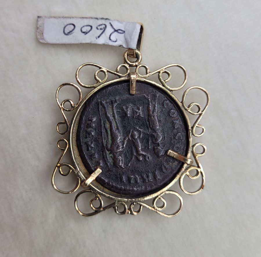 Gold wires framing pendant - Image 3