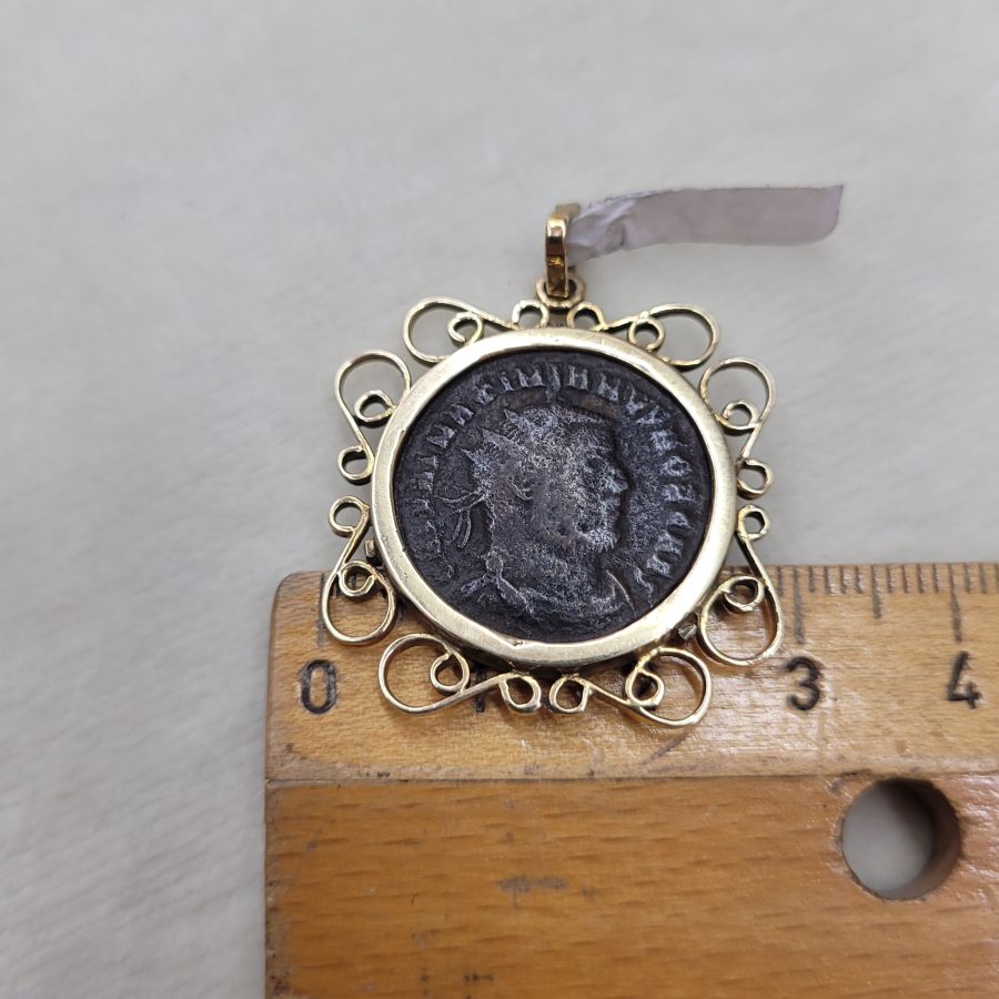 Gold wires framing pendant - Image 4