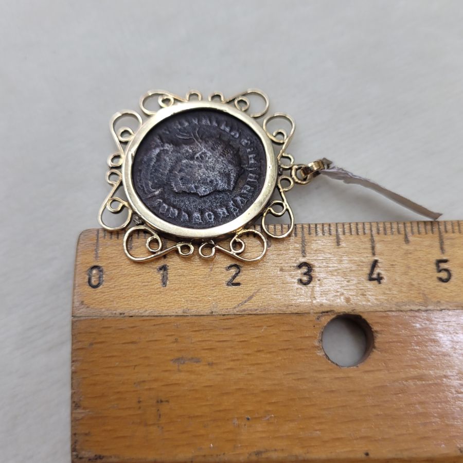 Gold wires framing pendant - Image 5