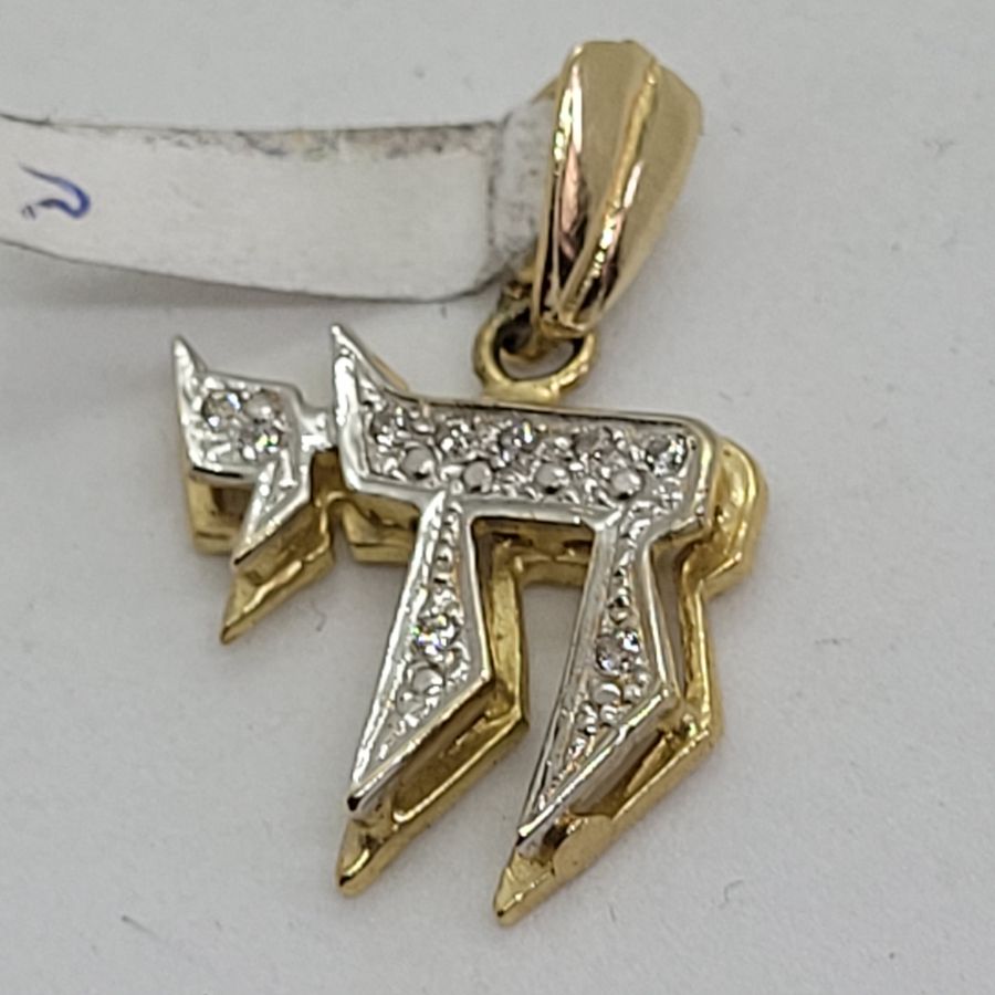 14 carat white & yellow gold pendant Gold Hay cubic Zirconia set with 17 white Zirconia stones. Dimension 2.9 cm X 1.9 X 0.4 cm approximately.